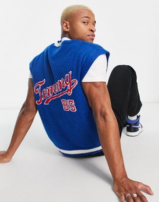 Tommy Jeans - Pull sans manches oversize en maille avec logo style universitaire - Bleu vif | ASOS
