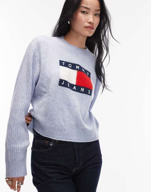 Tommy Jeans – Pullover in Hellgrau mit Flaggenlogo , 4 von 4