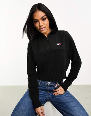 Tommy Jeans - Pullover in Schwarz mit kurzem Reißverschluss und Aufnäher