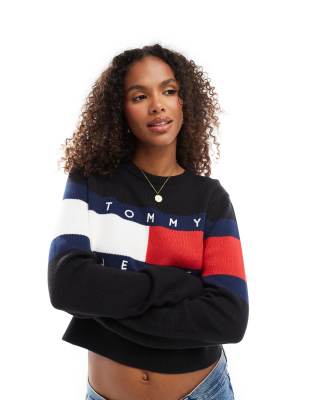 Tommy Jeans - Pullover in Schwarz mit mittigem Flaggen-Logo