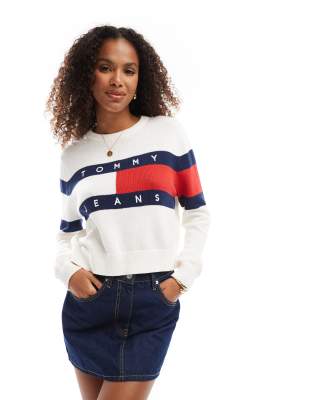 Tommy Jeans - Pullover in Weiß mit mittigem Flaggen-Logo