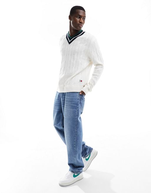 Tommy Jeans – Pullover in Weiß mit Zopfmuster, normalem Schnitt und V-Ausschnitt