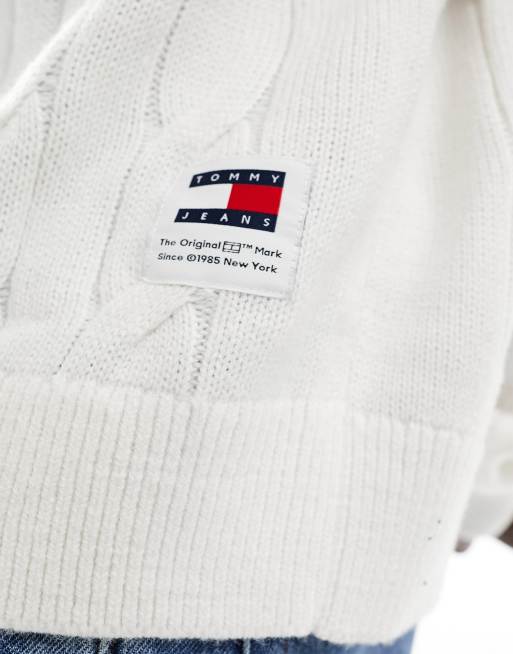 Tommy Jeans – Pullover in Weiß mit Zopfmuster, normalem Schnitt und V-Ausschnitt, 2 von 4