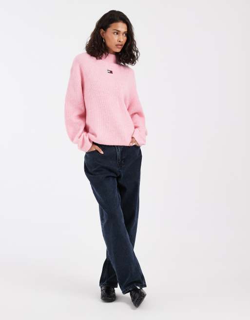 Tommy Jeans Pullover mit Badge-Logo und Stehkragen in Pink, 2 von 4