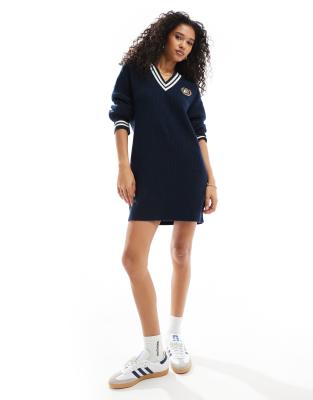 Tommy Jeans - Pulloverkleid in Marineblau mit V-Ausschnitt und Wappenlogo