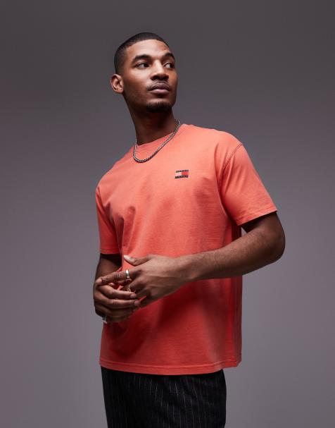 Tommy Jeans regular badge logo T-shirt in red - view 1