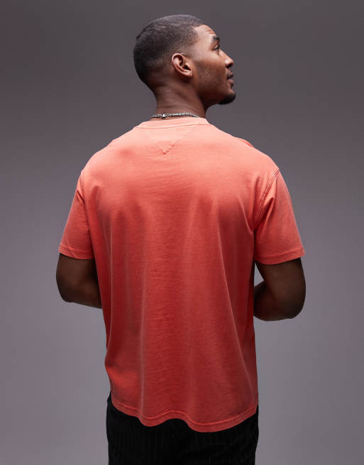 Tommy Jeans regular badge logo T-shirt in red, 3 of 4