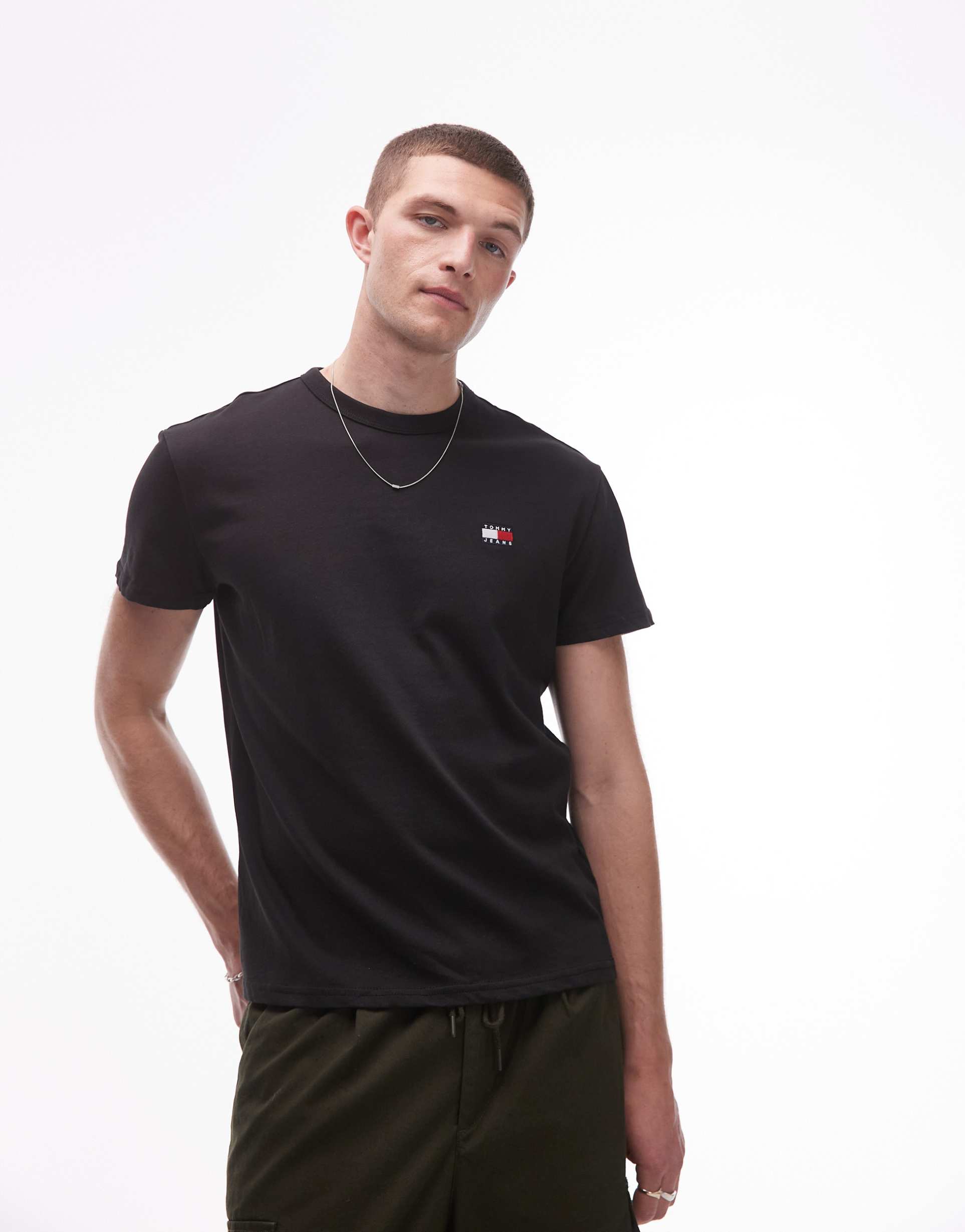 tommy jeans regular badge t-shirt in black
