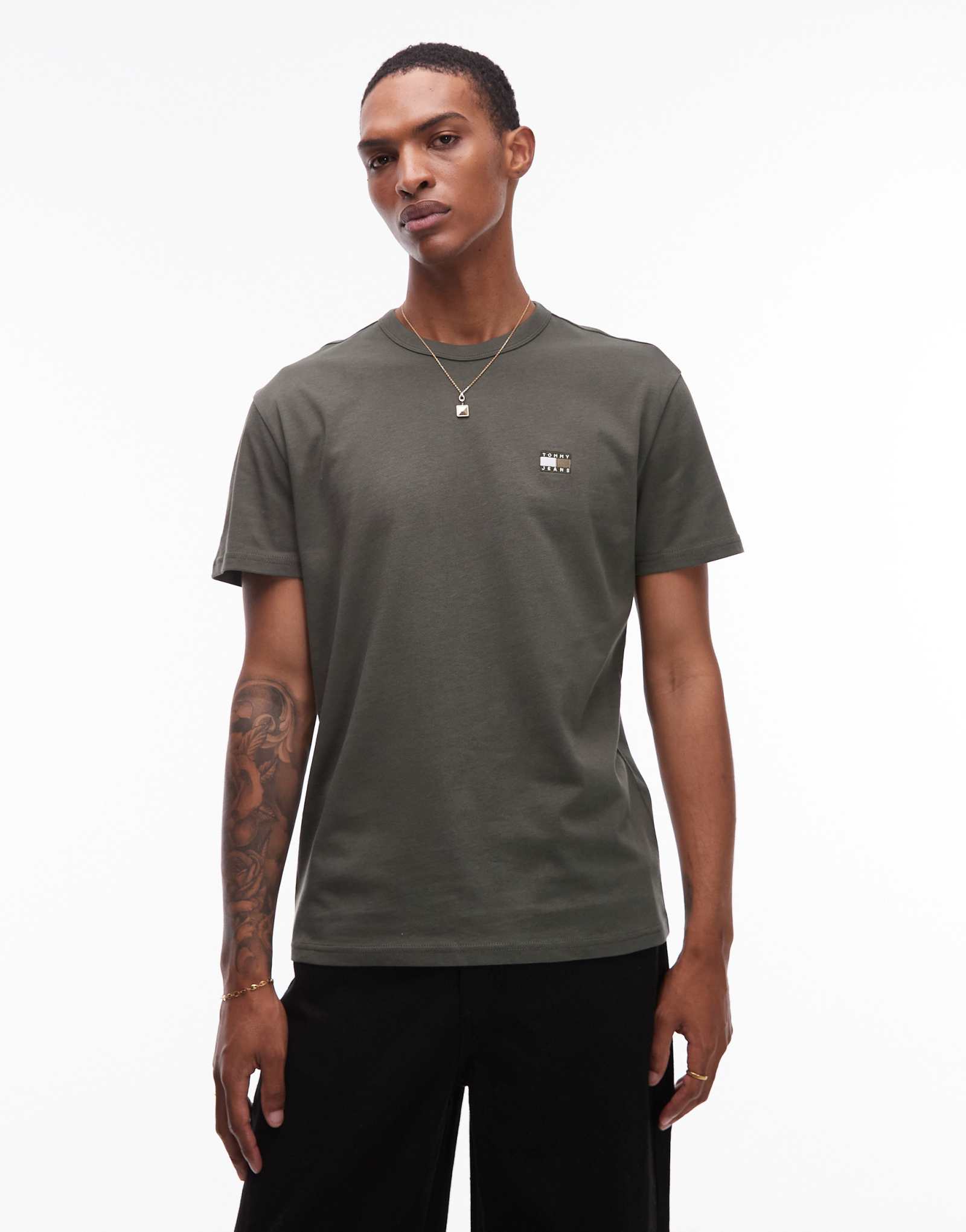 Обычная футболка со значком Tommy Jeans зеленого цвета хаки