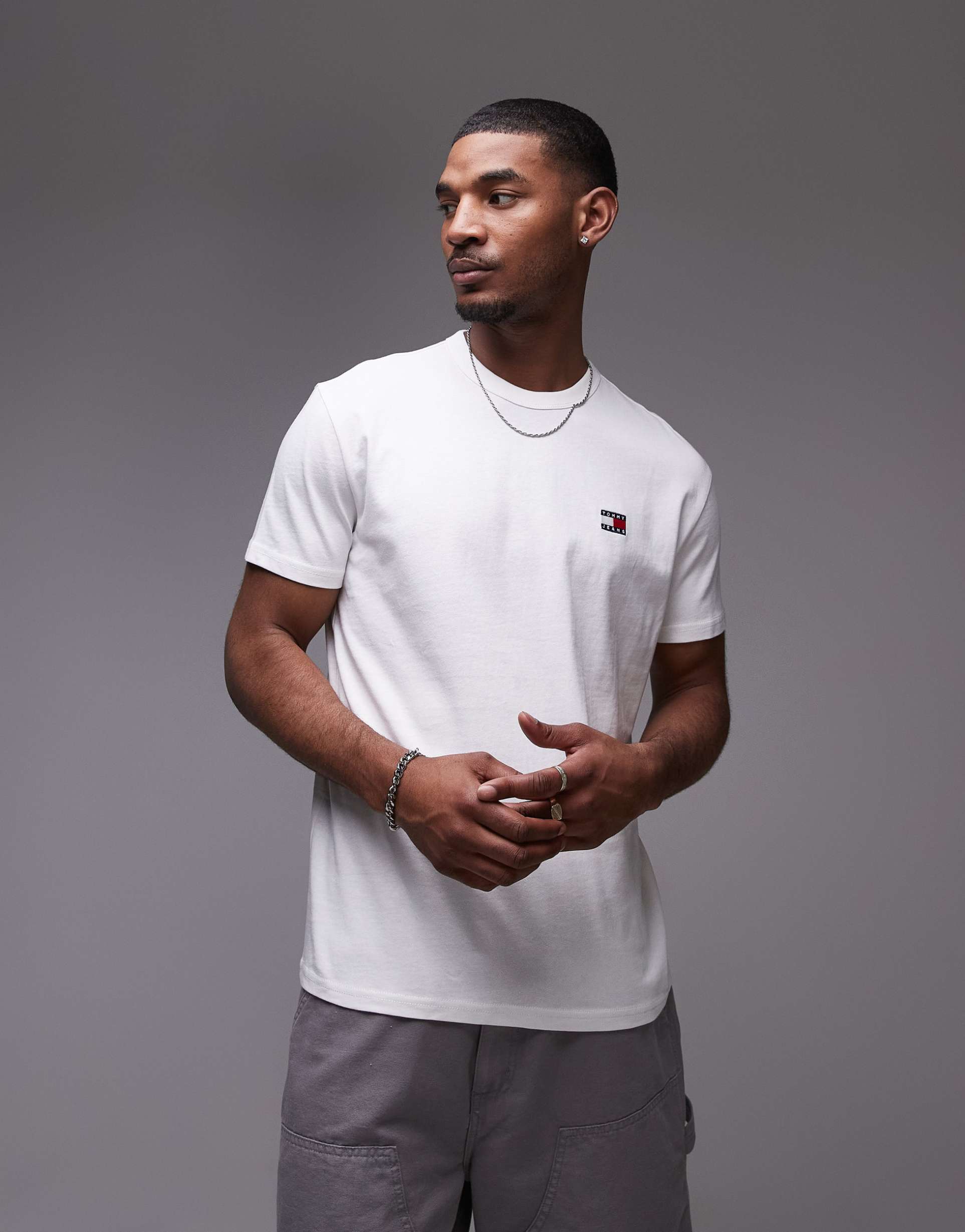 tommy jeans regular badge t-shirt in white