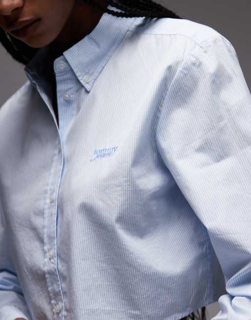 Tommy Jeans - Regular-fit gestreept cropped poplin overhemd met lange mouwen in blauw, 3 van 4