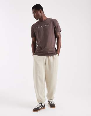 Tommy Jeans Regular Fit Linear Logo T-shirt In Brown