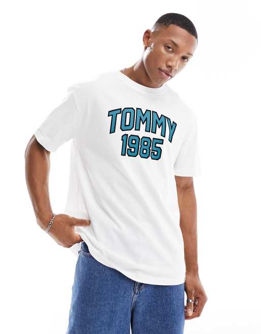 Tommy Jeans – Regular Fit Sport-T-Shirt in Weiß mit College-Design