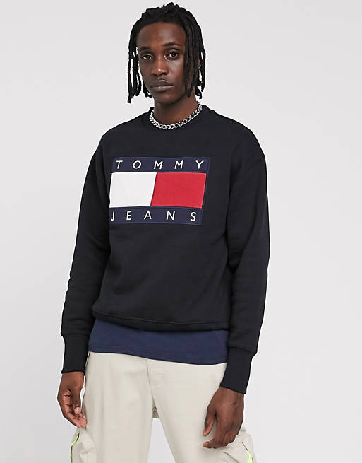 foragte Vænne sig til ordlyd Tommy Jeans regular fit sweatshirt in black with large chest flag logo |  ASOS