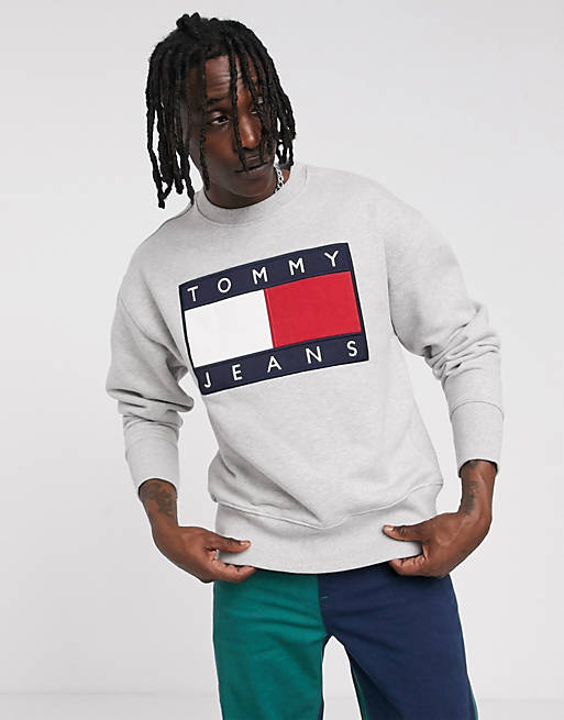 Torden Svane lav lektier Tommy Jeans regular fit sweatshirt in gray with large chest flag logo | ASOS