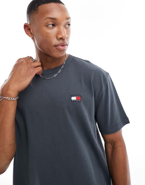 Tommy Jeans – Regular Fit T-Shirt in Anthrazit mit Badge - view 1