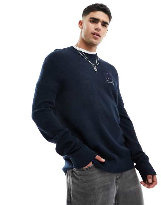 Tommy Jeans - Regular-fit trui in marineblauw met vlaglogo in dezelfde kleurschakering