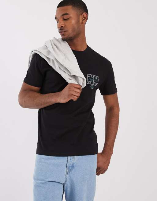 Tommy Jeans regular flag logo with signature detail t-shirt in black , 4 of 5