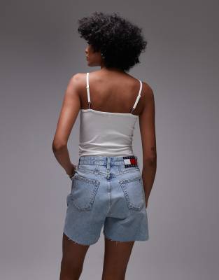 Tommy Jeans - Regulär geschnittene Mom-Shorts in Hellblau