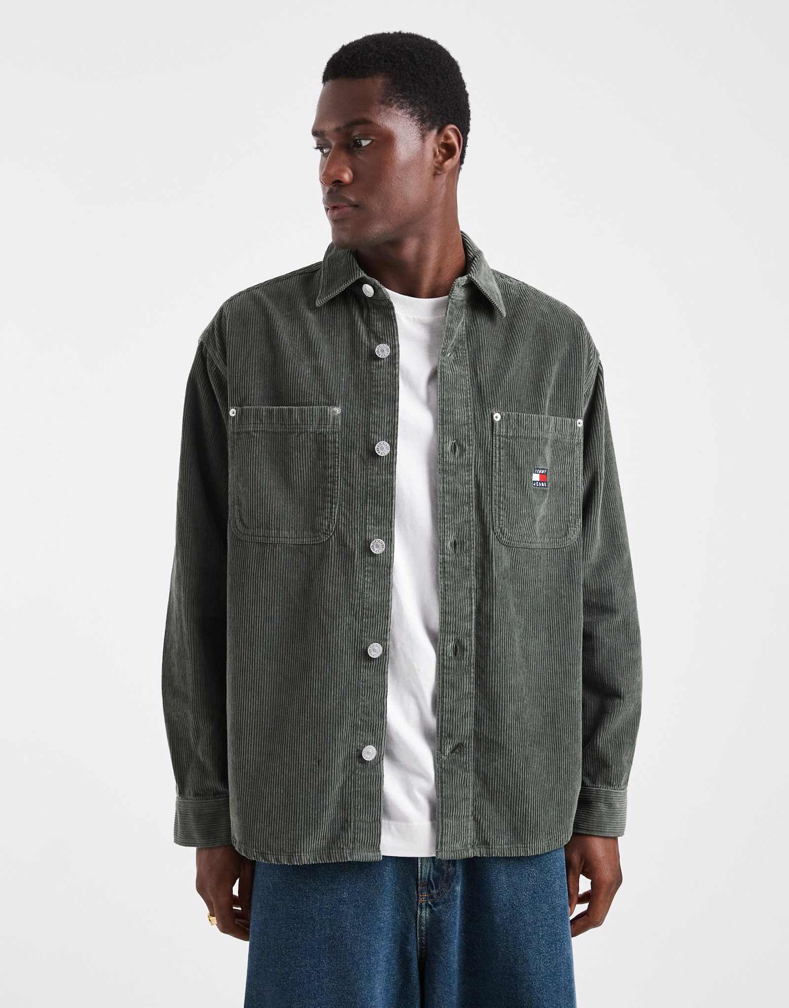 Джинсы Tommy, свободная вельветовая рубашка зеленого цвета хаки