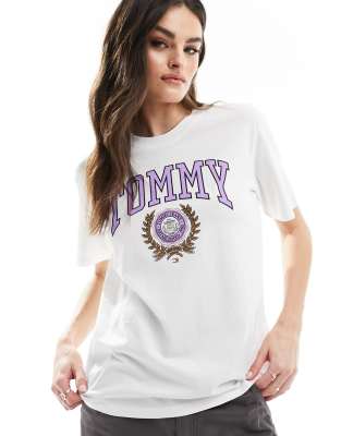 Tommy Jeans - Relaxed Fit College-T-Shirt in Weiß