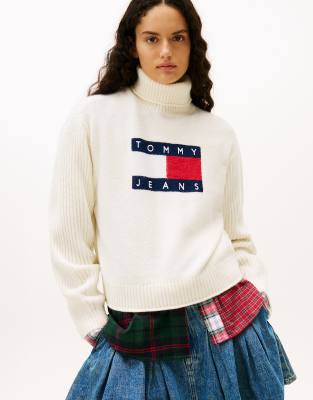 Tommy Jeans - Relaxed-Fit-Pullover in Beige mit Stehkragen und Flaggenlogo-Intarsien-Weiß