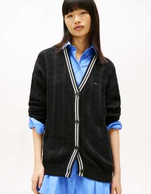 Tommy Jeans - Relaxed-Fit-Strickjacke in Schwarz mit Zopfmuster und Flaggendetail