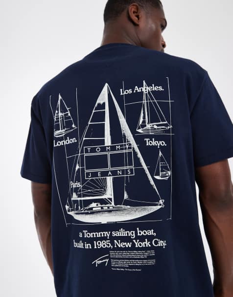 Tommy Jeans – Relaxed-Fit-T-Shirt in Marineblau mit Segelboot-Rückenprint - view 1