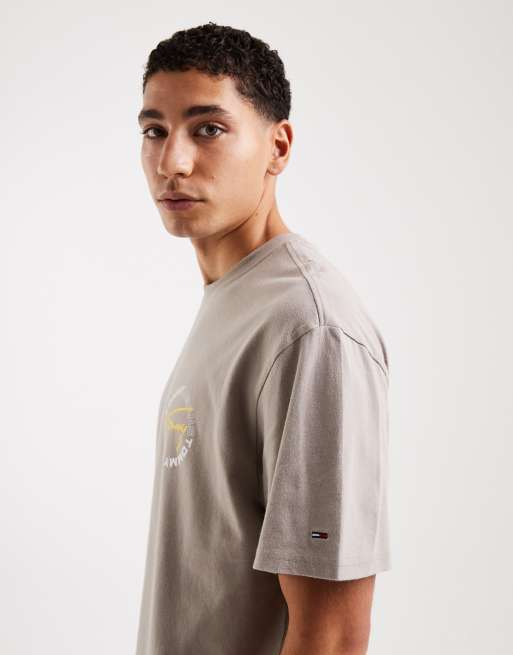 Tommy Jeans – Relaxed-Fit-T-Shirt in Steinbeige mit rundem Logo, 4 von 5