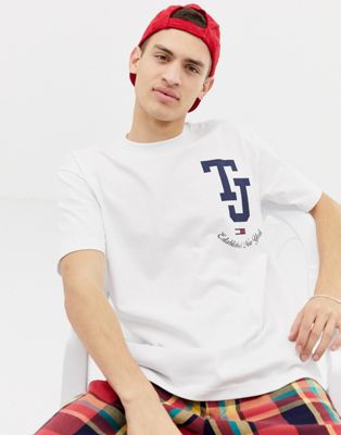 Tommy Jeans relaxed fit t-shirt with college emblem logo in white | ASOS