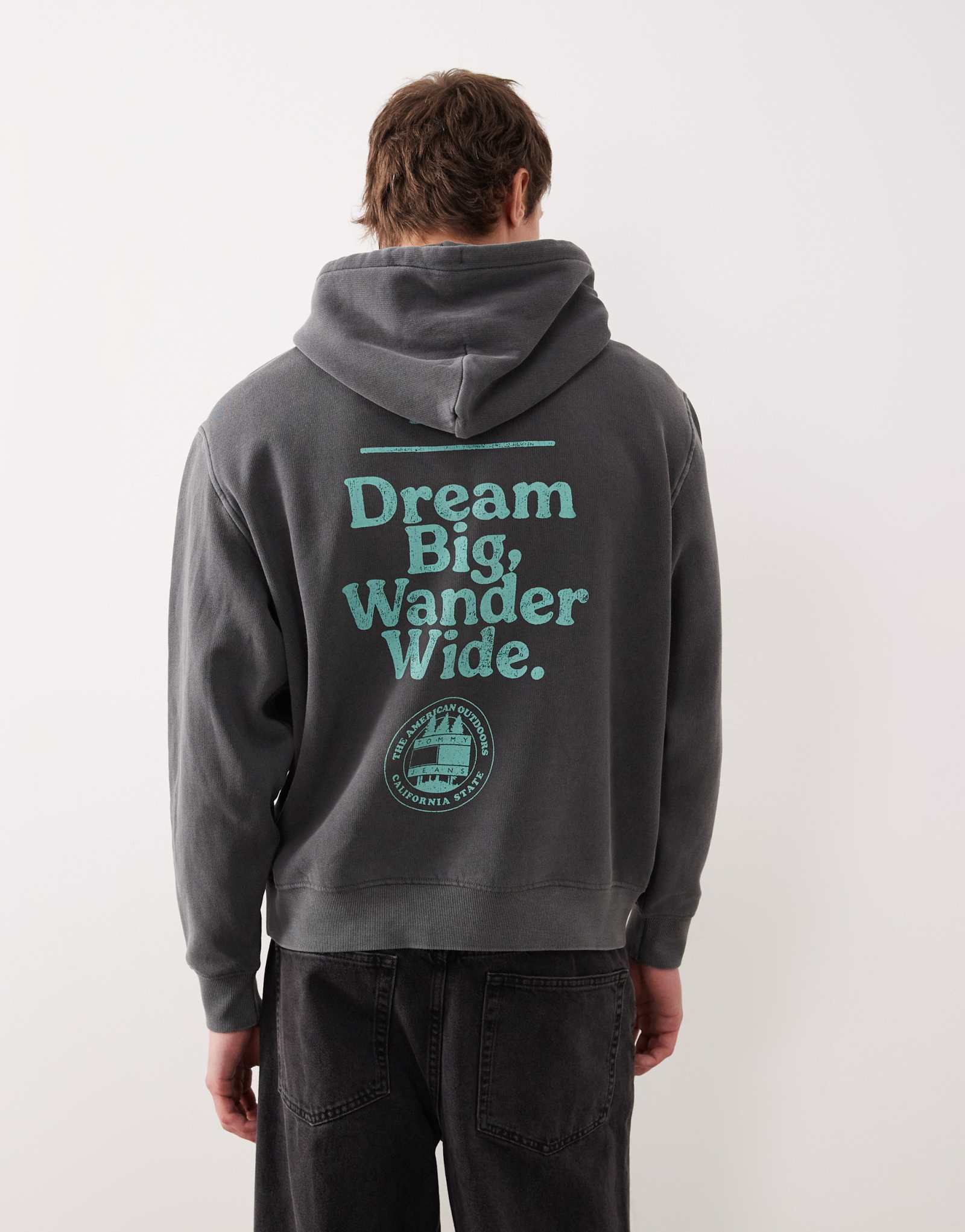 Постиранная черная толстовка с непринужденным графическим логотипом Tommy Jeans на груди 