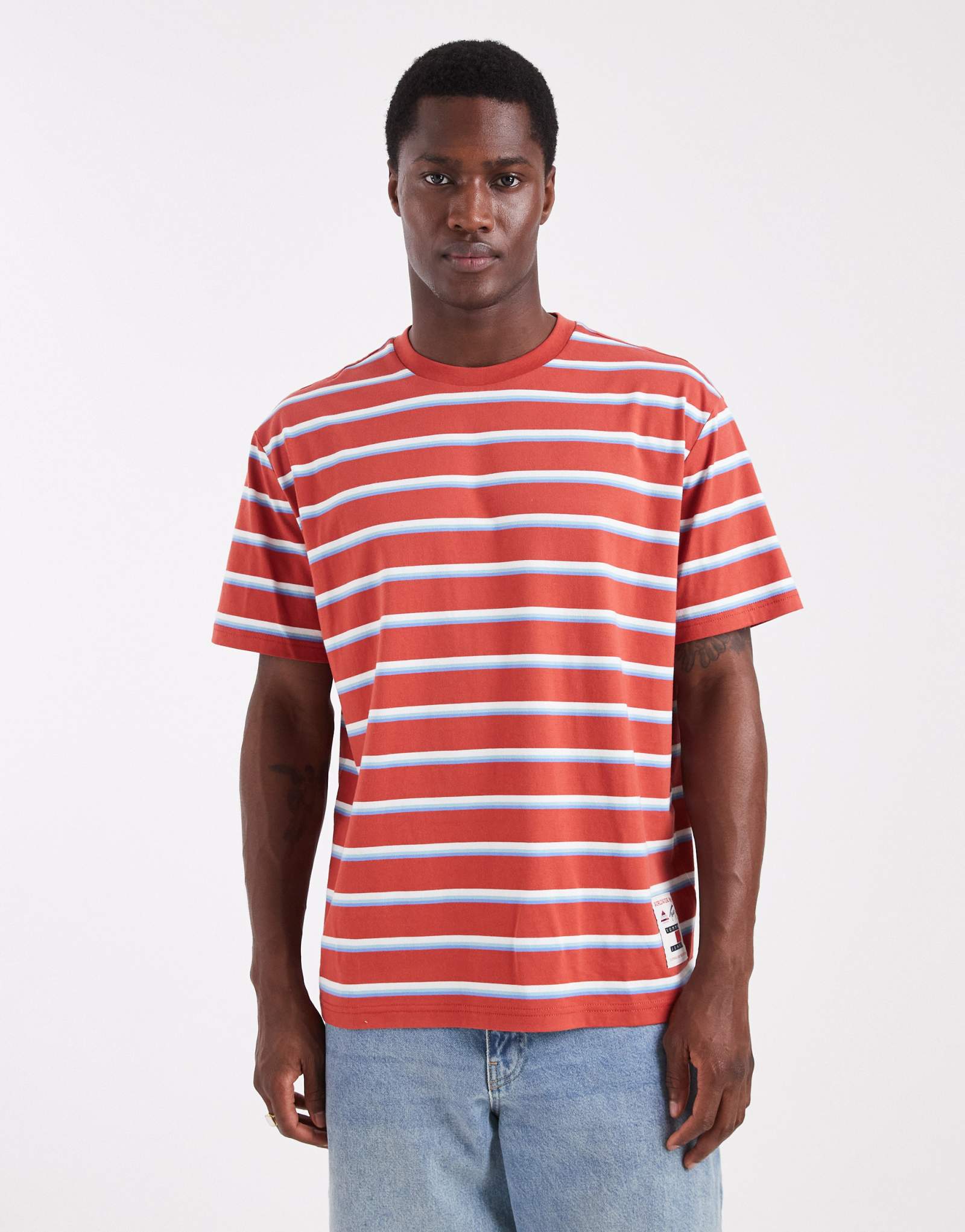 Непринужденная полосатая футболка Tommy Jeans с логотипом лейбла красного цвета