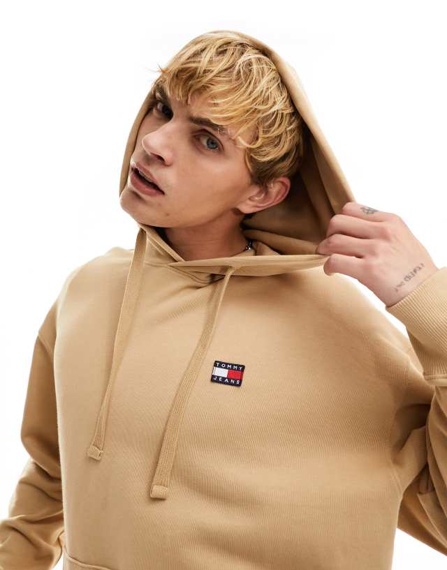 Tommy Jeans - relaxed xs badge logo hoodie in sand