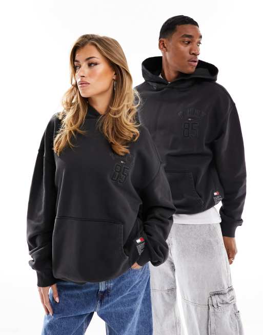 Tommy Jeans - Remastered 1985 - Uniseks hoodie met logo in zwart