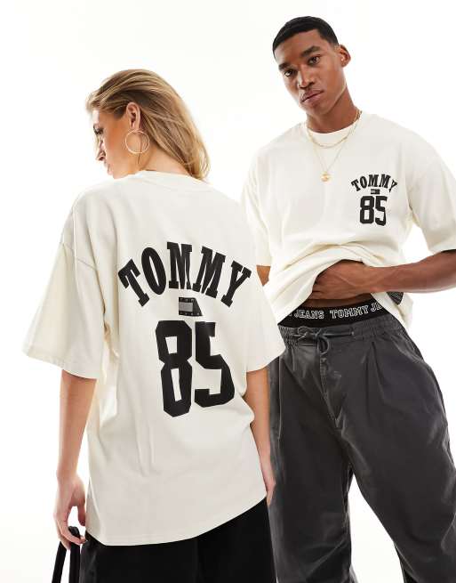 Tommy Jeans – Remastered 1985 – Vit t-shirt i unisex-modell med logga