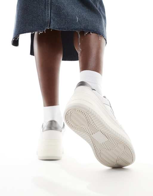 Tommy Jeans retro basket flatform trainers in white and silver, 3 of 5