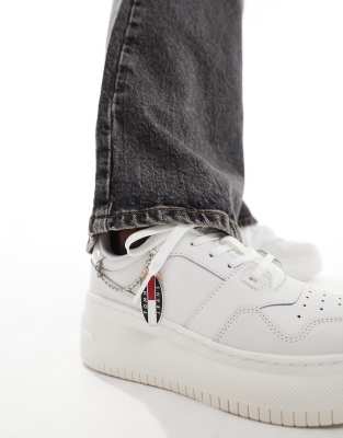 Tommy Jeans - Retro-Basketball-Sneaker in Ecru mit Anhänger und flacher Plateausohle-Weiß