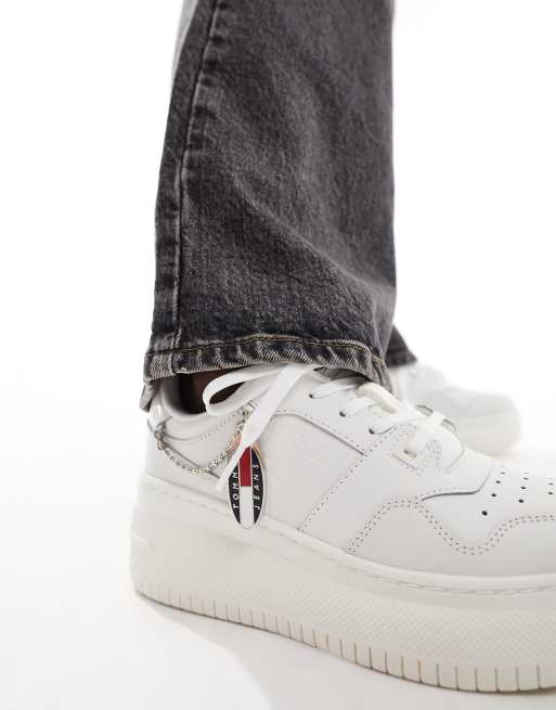 Tommy Jeans – Retro-Basketball-Sneaker in Ecru mit Anhänger und flacher Plateausohle