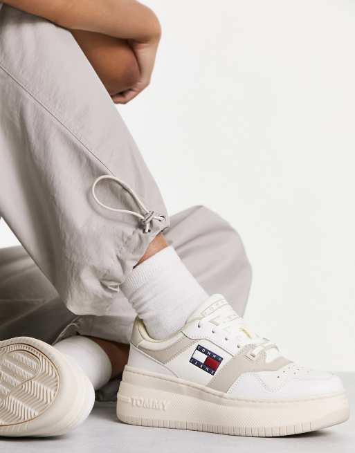 Tommy Jeans Retro Basketball Sneaker in Ecru mit flacher Plateausohle
