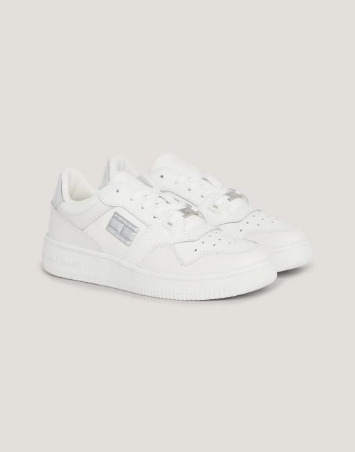 Tommy Jeans – Retro-Basketball-Sneaker in Ecru mit verspiegeltem Logo