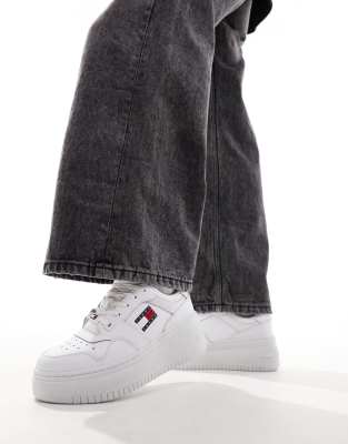 Tommy Jeans - Retro-Basketball-Sneaker in Weiß mit flacher Plateausohle