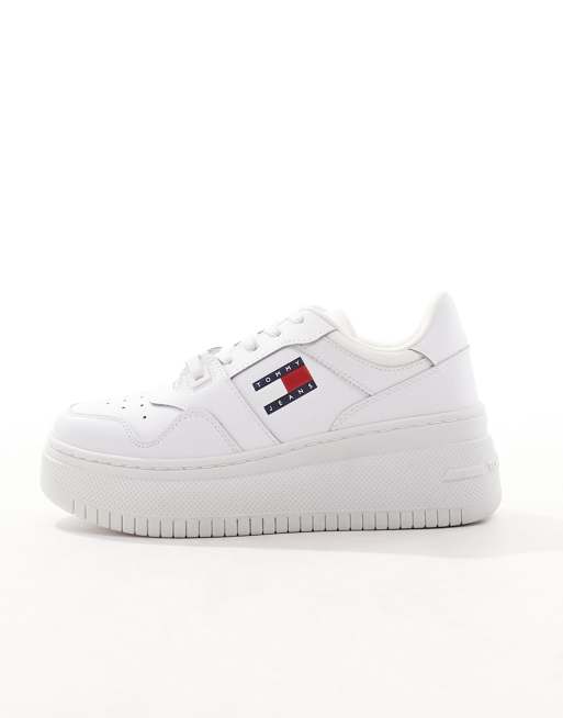 Tommy Jeans – Retro-Basketball-Sneaker in Weiß mit flacher Plateausohle, 2 von 5