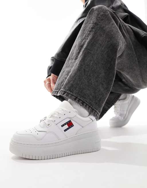 Tommy Jeans – Retro-Basketball-Sneaker in Weiß mit flacher Plateausohle, 4 von 5