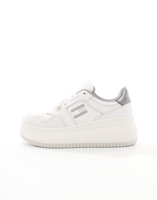 Tommy Jeans - Retro basketbalsneakers met plateauzool in wit en zilver, 2 van 5