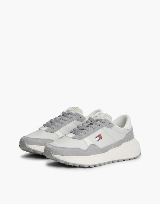 Tommy Jeans Retro logo leather cleat chunky trainers in grey, 2 of 7