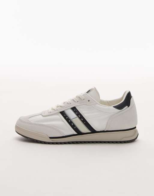Tommy Jeans retro runner cleat trainers in white and black, 2 of 5