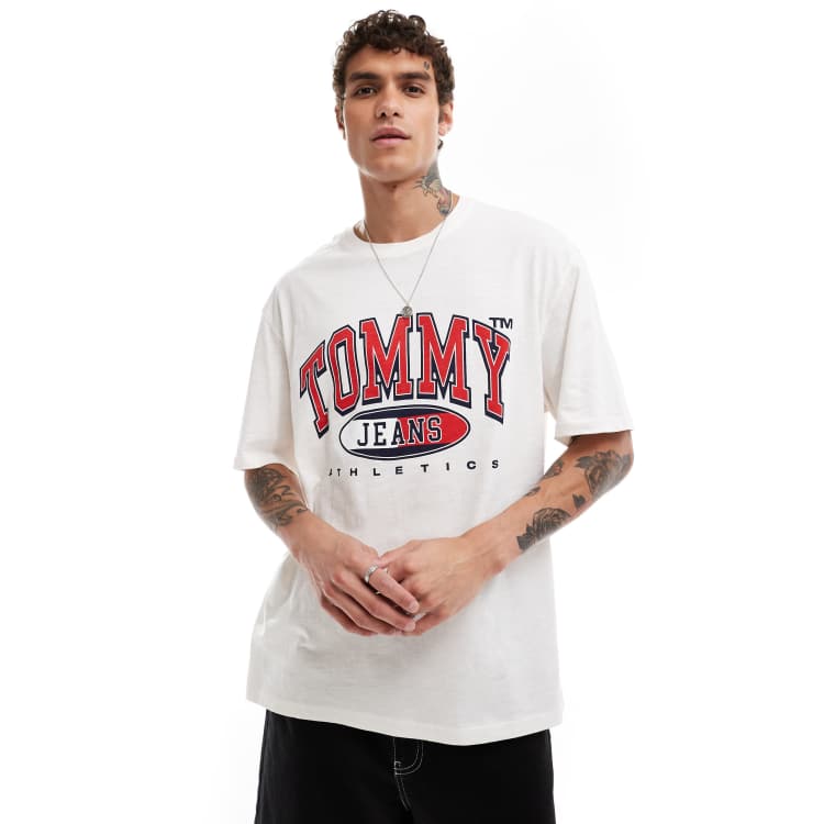 [ JEANS] Varsity Graphic T-shirt ★人気★ Tommy Jeans retro varsity logo t-shirt in white | ASOS