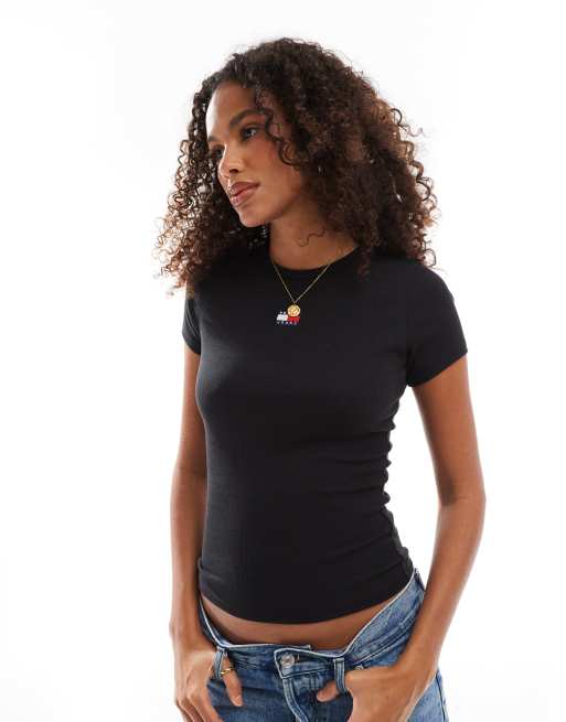 Tommy Jeans - Ribstrikket T-shirt med logomærke i sort i slim fit