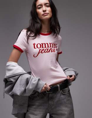 Tommy Jeans - Ringer-T-Shirt in Rosa und Rot mit Schriftzug