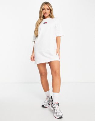 Tommy Jeans - Robe t-shirt à logo drapeau - Blanc | ASOS